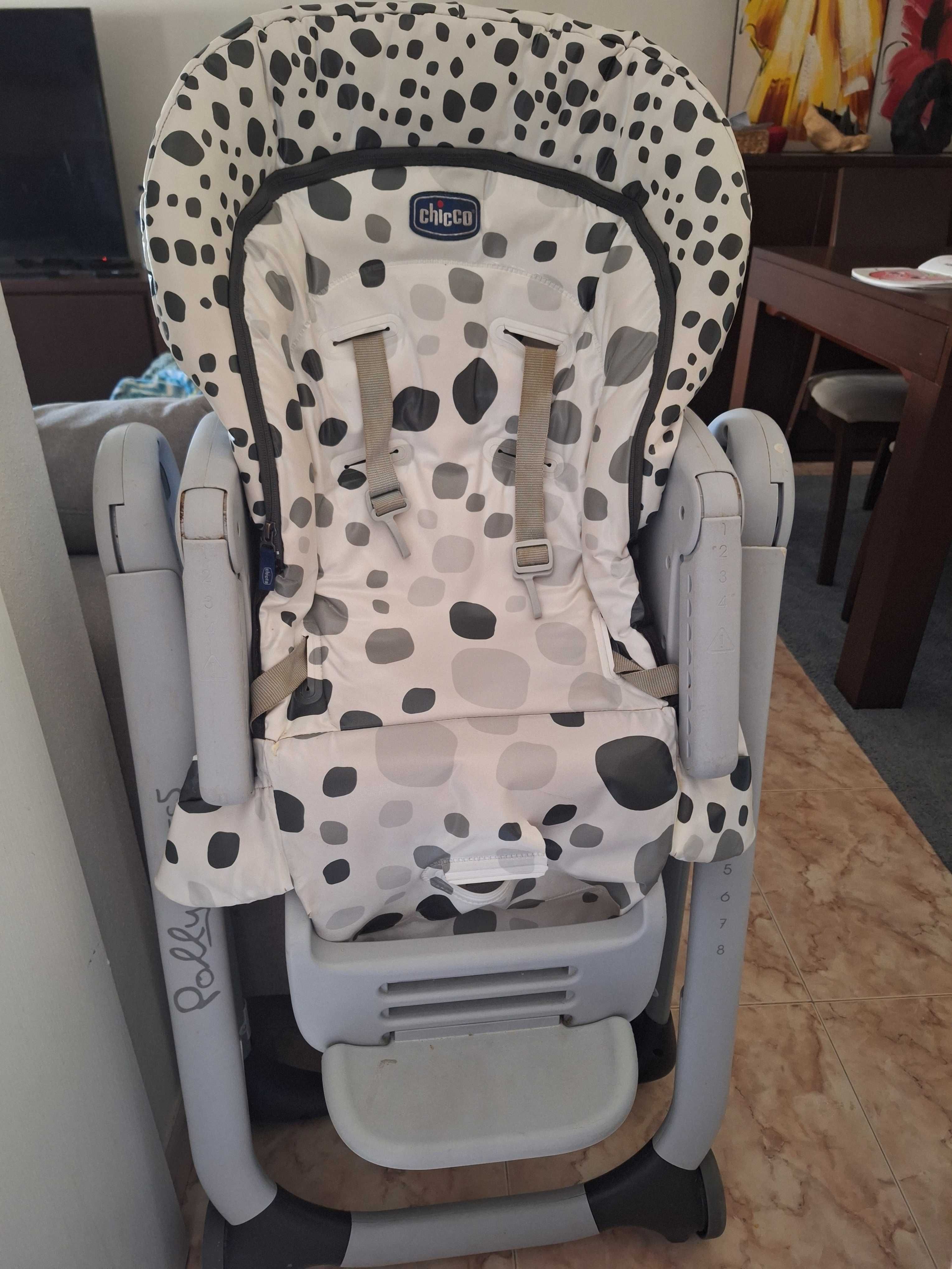 Berço de bebe e cadeira de alimentação