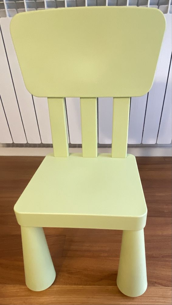 Conjunto de mesa e cadeiras Mammut IKEA.