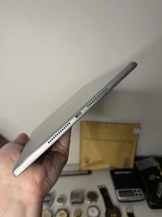 Ipad 9th gen 64Gb , Iphone 15 pro max icloud
