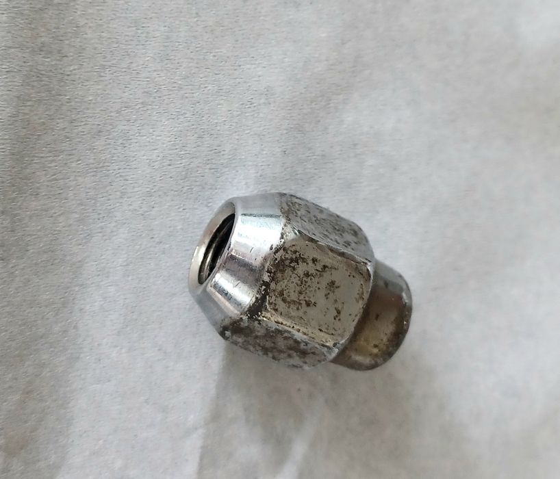 Nakrętka felgi aluminiowej