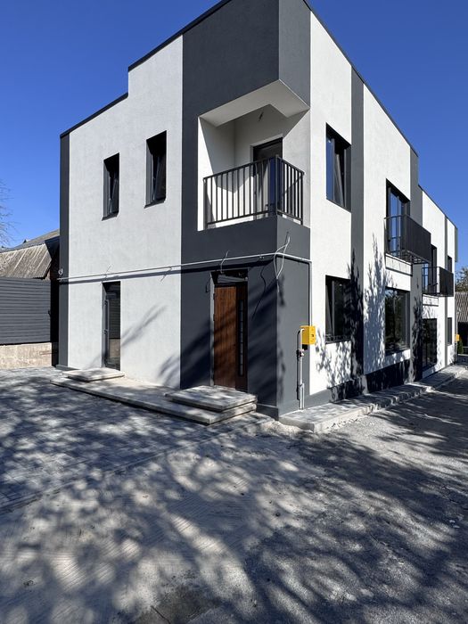 Новий котедж (двоян) в центрі міста