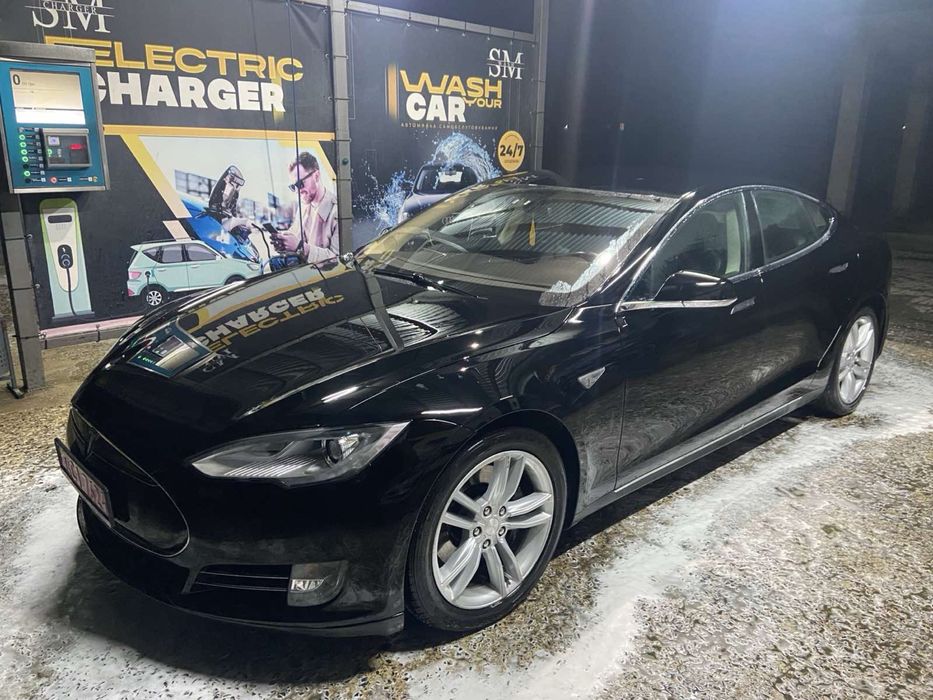 Тесла модел S 2013 року
