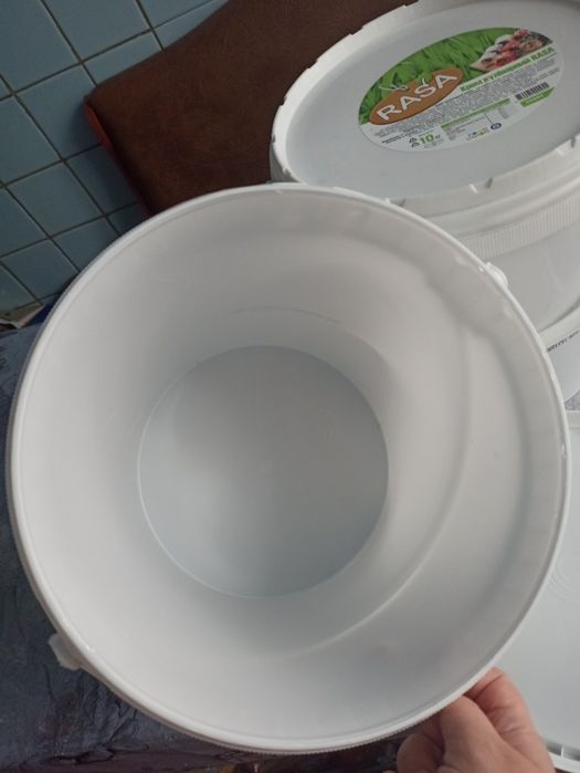 Пластиковые вёдра с крышками объемом 10 литров