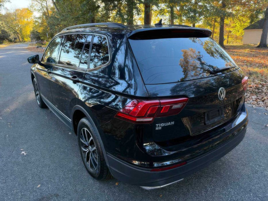 Volkswagen Tiguan      2021