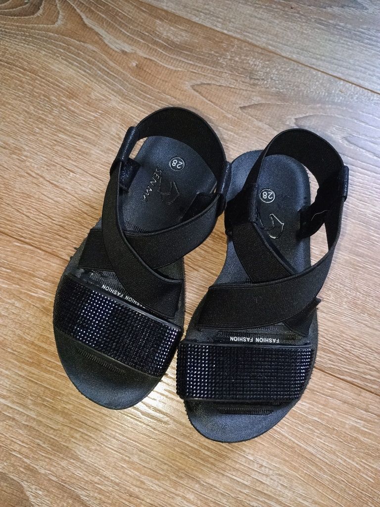 Dwie pary butow Butiks sandał dziecięcy czarne 28 roz i Nelli Blu
Bal