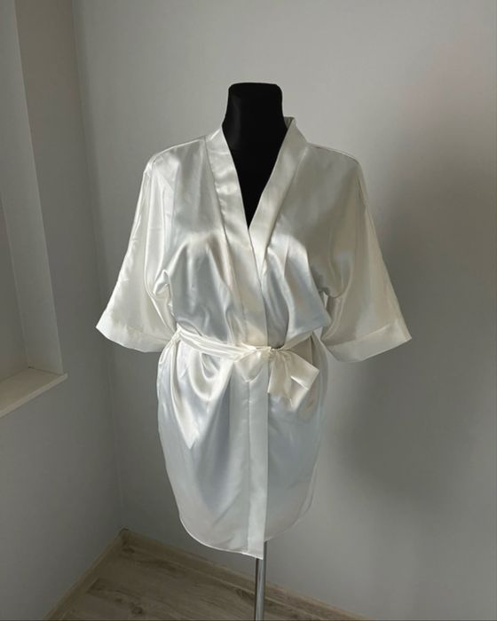 Klasyczny biały szlafrok ślubny, gładki i elegancki, przygotowania