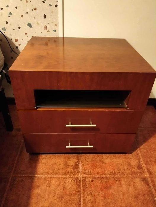 Duas mesas de cabeceira