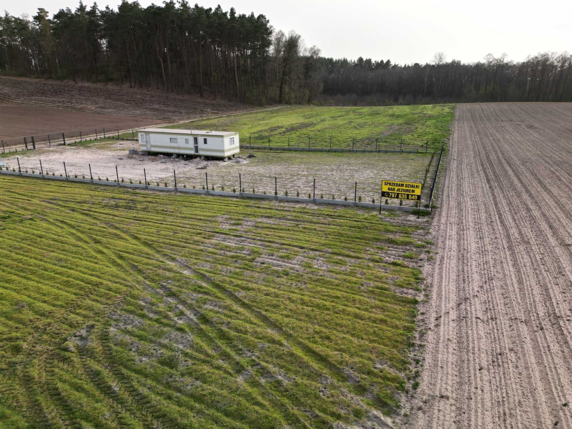 Działki nad jeziorem, warunki, media