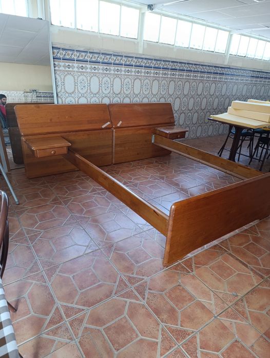 Cama de casal com mesas de cabeceira
