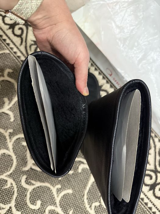 Жіночі зимові чорні шкіряні чоботи з хутром