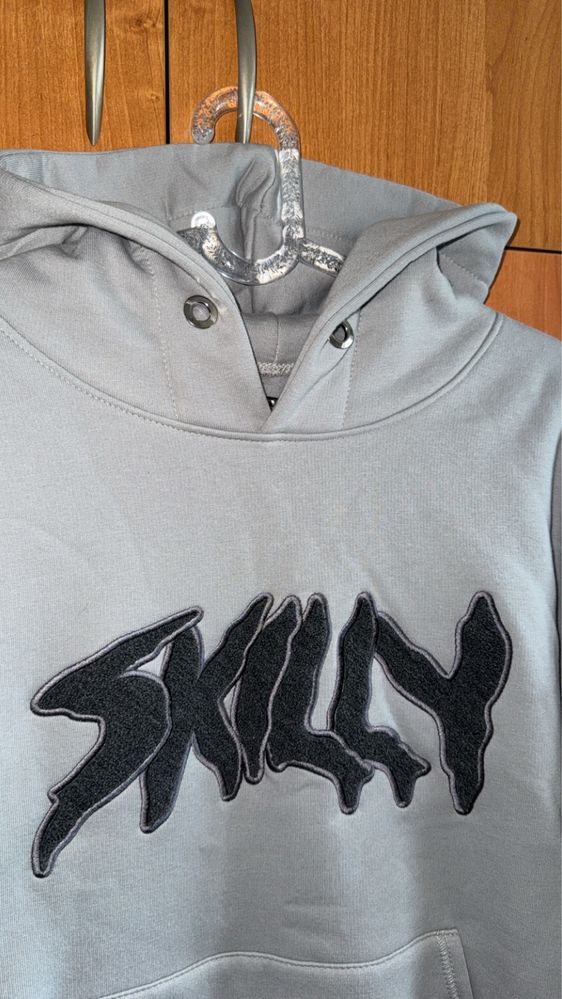 Szara bluza skilly