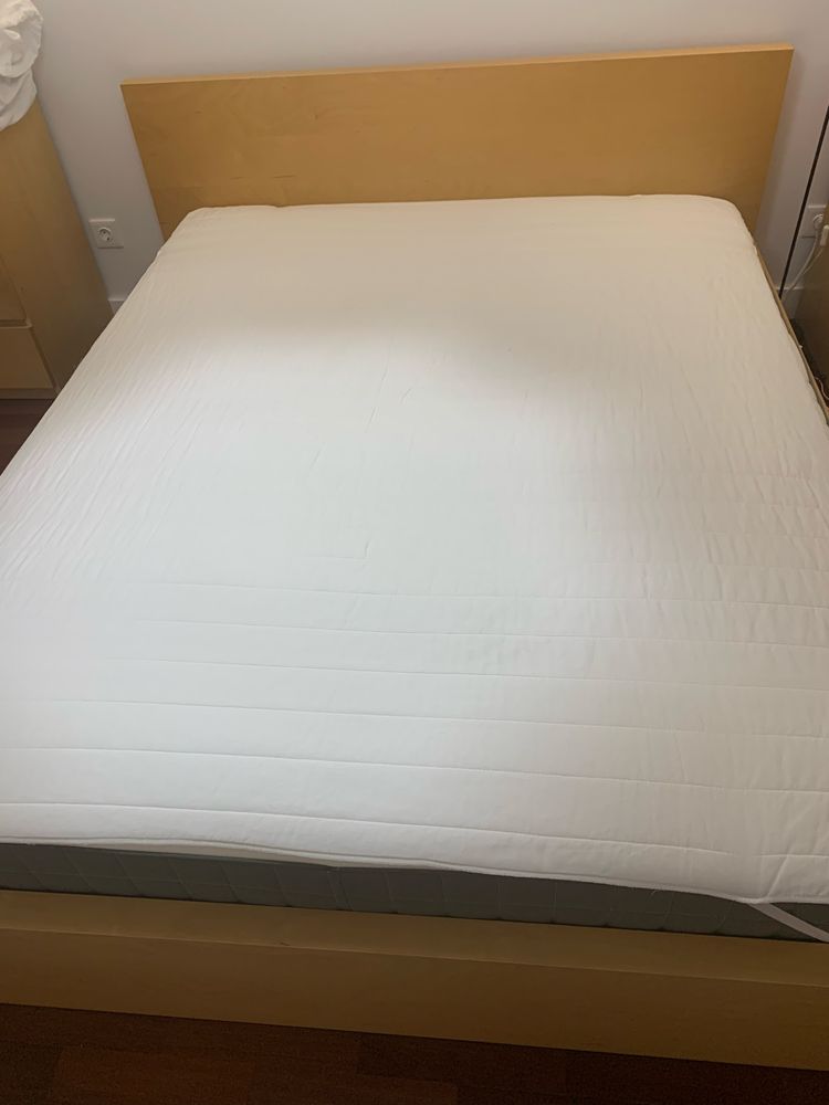 Cama MALM IKEA com mesinha cabeceira e espelho