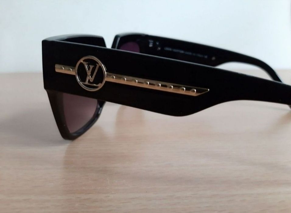 LOUIS VUITTON LV okulary przeciwsłoneczne damskie czarne, złota listwa