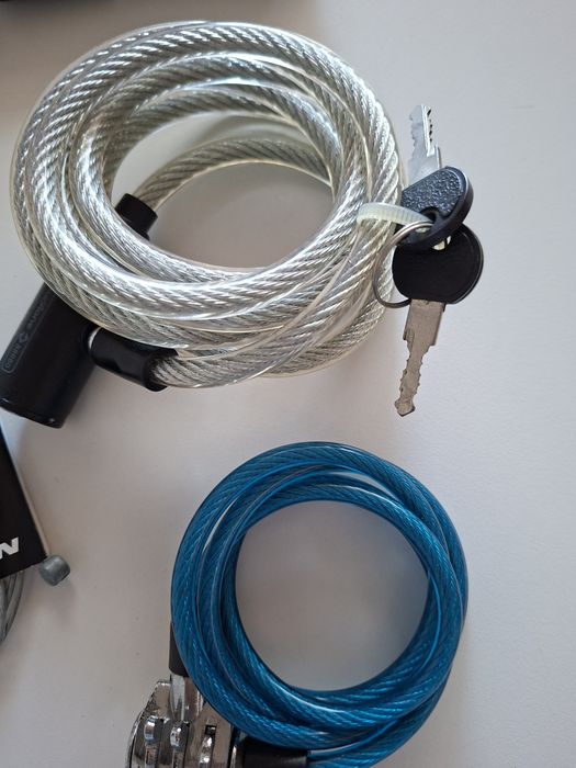 Bomba para pneus, 2 correntes e fio para travões. .