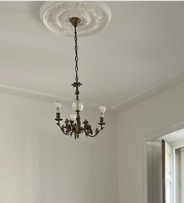 Candeeiro, lustre antigo de bronze e cristal ornamentado.