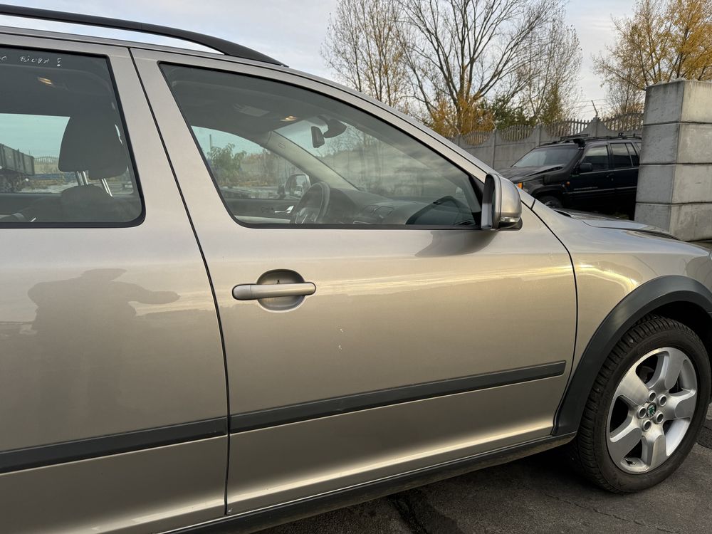 Skoda Octavia II lift FL Scout drzwi prawe przednie LF8H