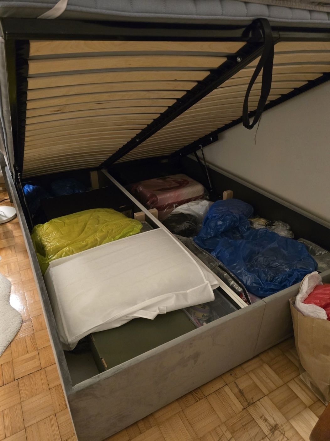 Łóżko sypialniane tapicerowane 140 x 200 plus materac  IKEA
