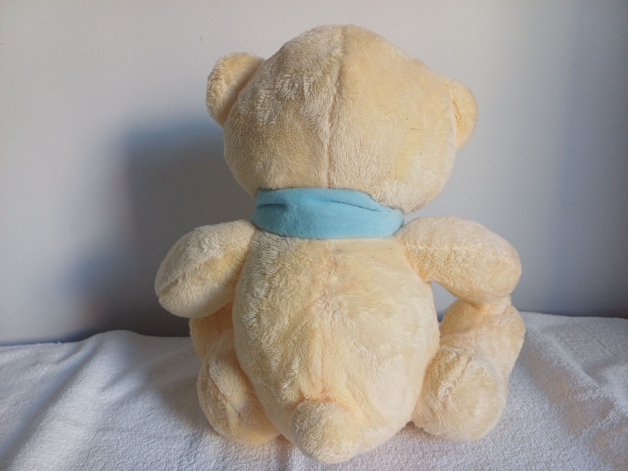 Urso de peluche com cachecol