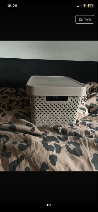 Box z ciuchami bluzy sukienki dwa pudelka i cztery zeszyty