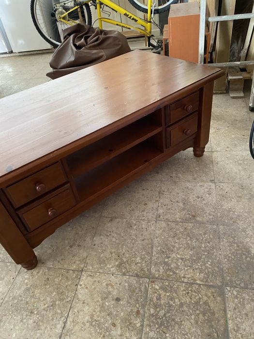 Mesa de centro castanha com maecas de uso