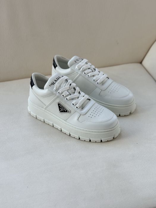 Высокие белые кроссовки Prada