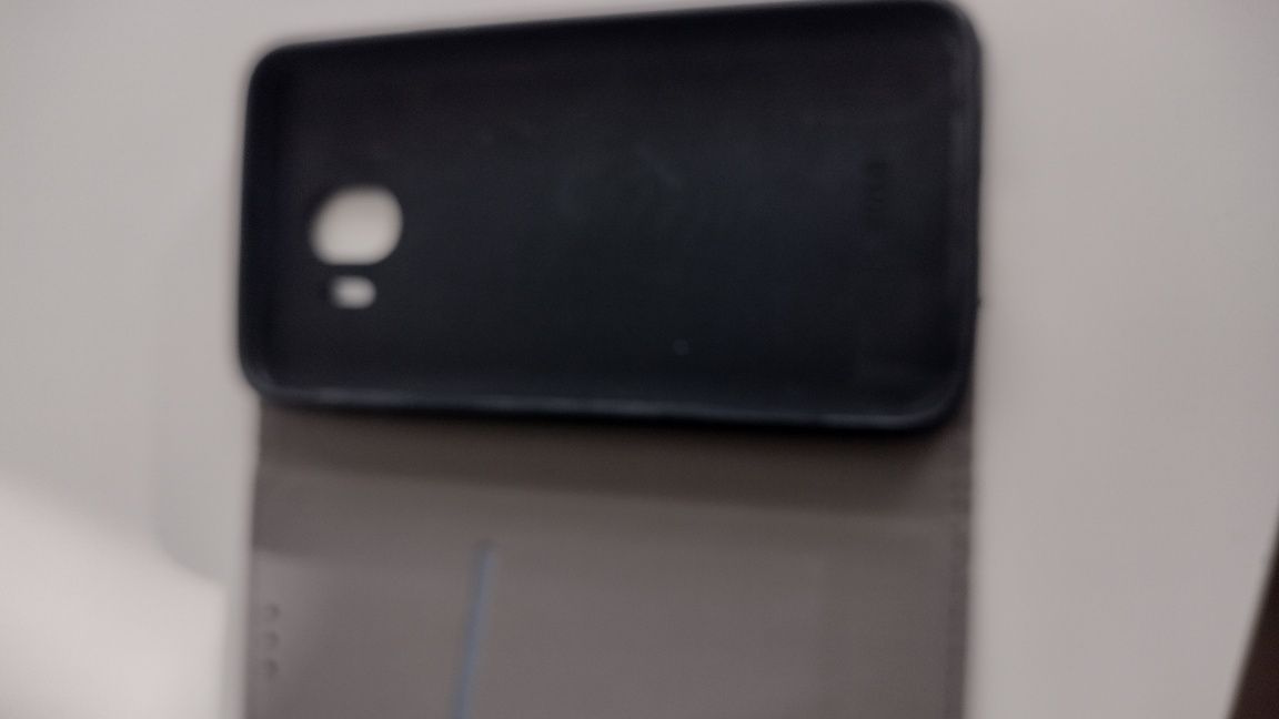 Nowe etui do telefonu J 4 2018 grafitowe