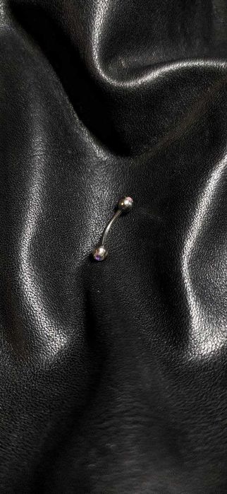 Piercings nas sobrancelhas, lábios e nariz.