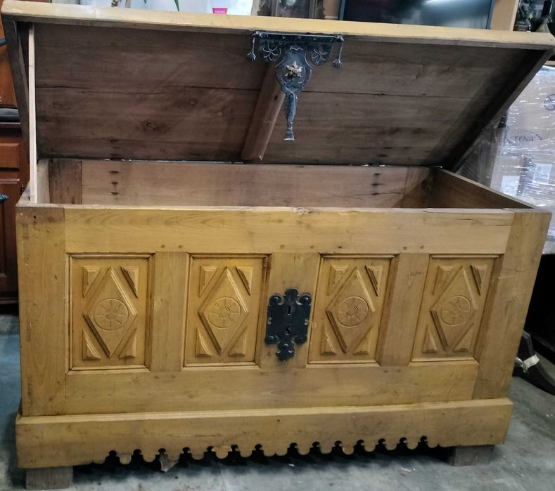 Arca em madeira maciça