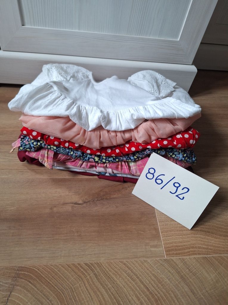 Zestaw sukienek dla dziewczynki 86/92. 8 szt.