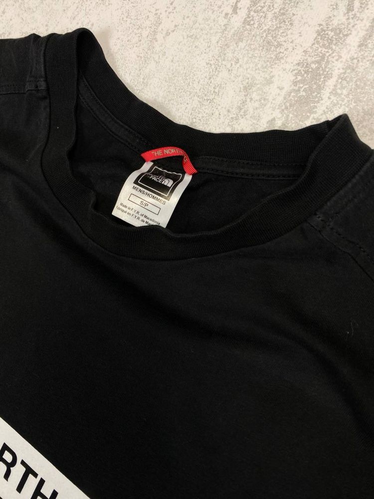 Чорна футболка The North Face з фірмовим логотипом