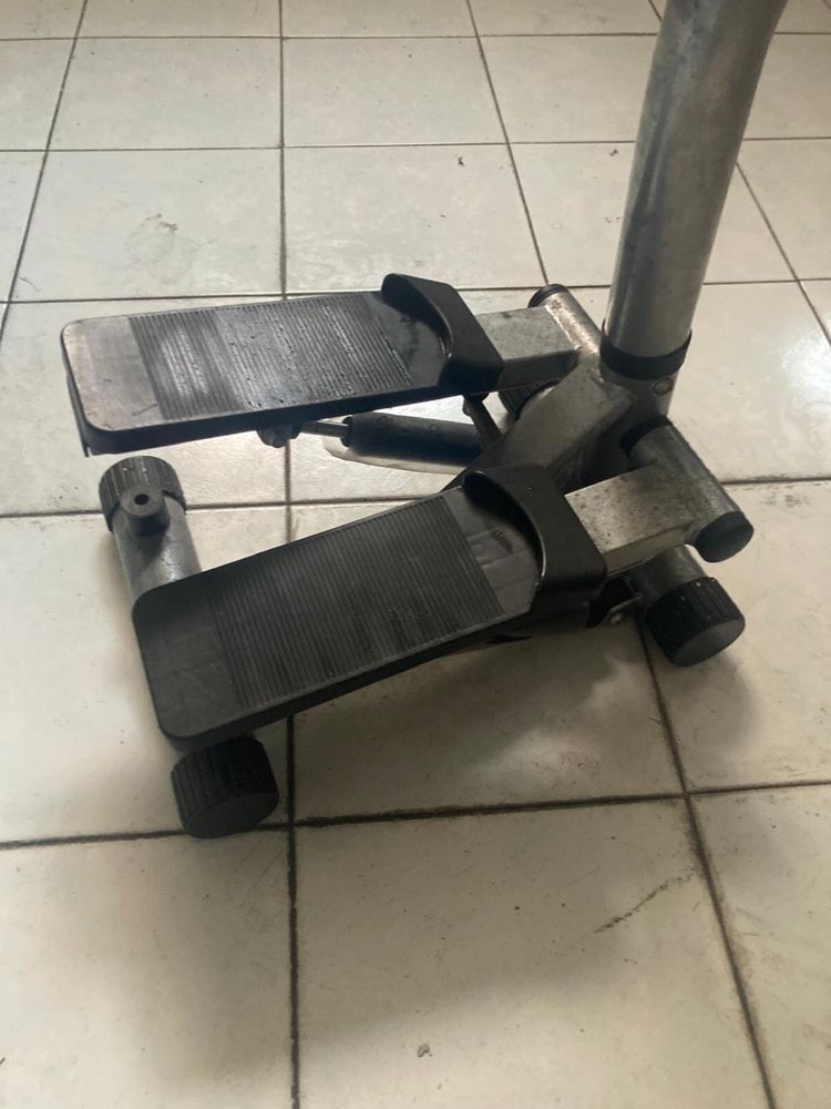 Stepper com apoio para facilitar equilibrio.