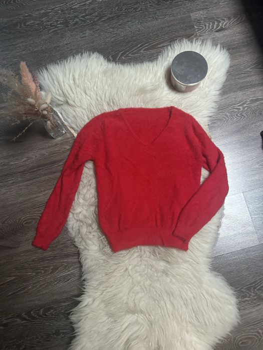 Czerwony ciepły sweter z dekoltem S/M