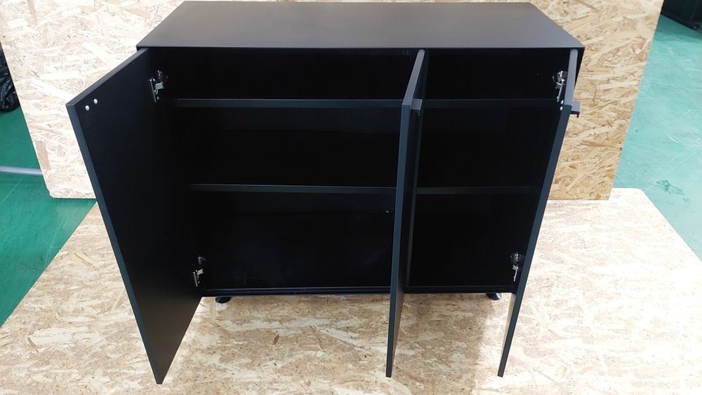 Armário metálico com portas abrir
