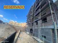 Apartamento em Construção junto ao Colégio! Tem 3 quartos, um deles em