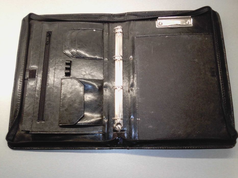 Teczka na dokumenty z wysuwanym uchem,przegródkami,klipsem na koszulki