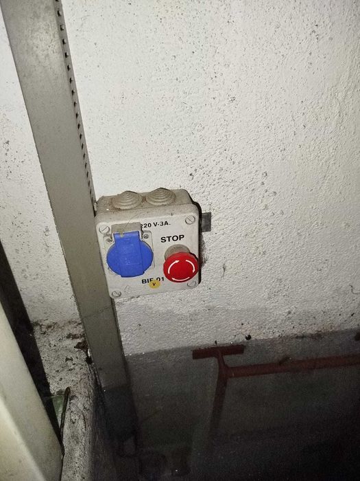 Limpo poço de elevador sujo, inundado, alagado