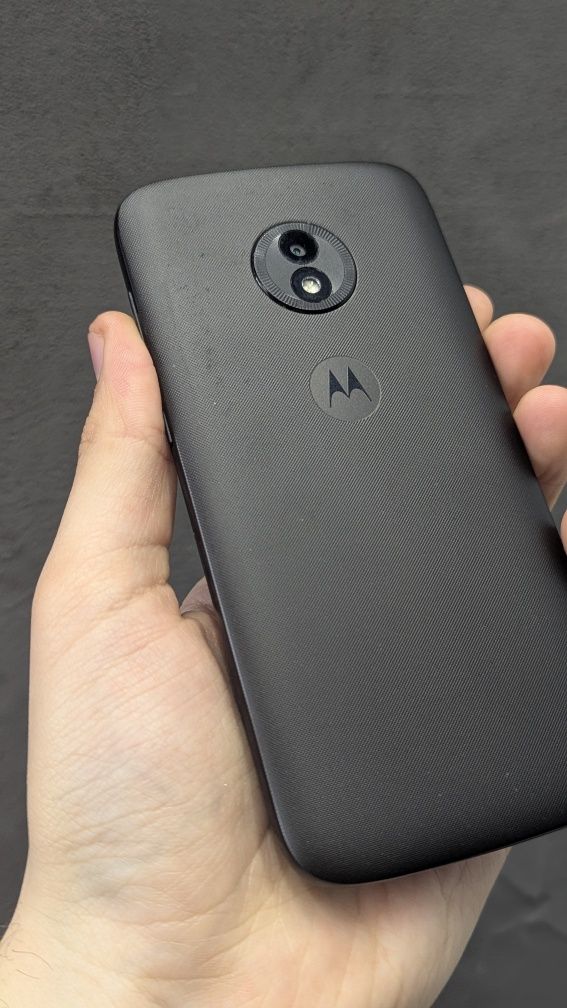 Бюджетна Motorola Moto E5 Play 2/16GB