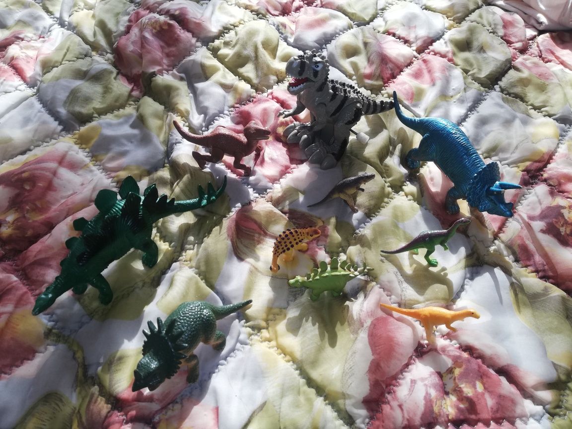 Игрушки динозавр продаётся каждый отдельно
