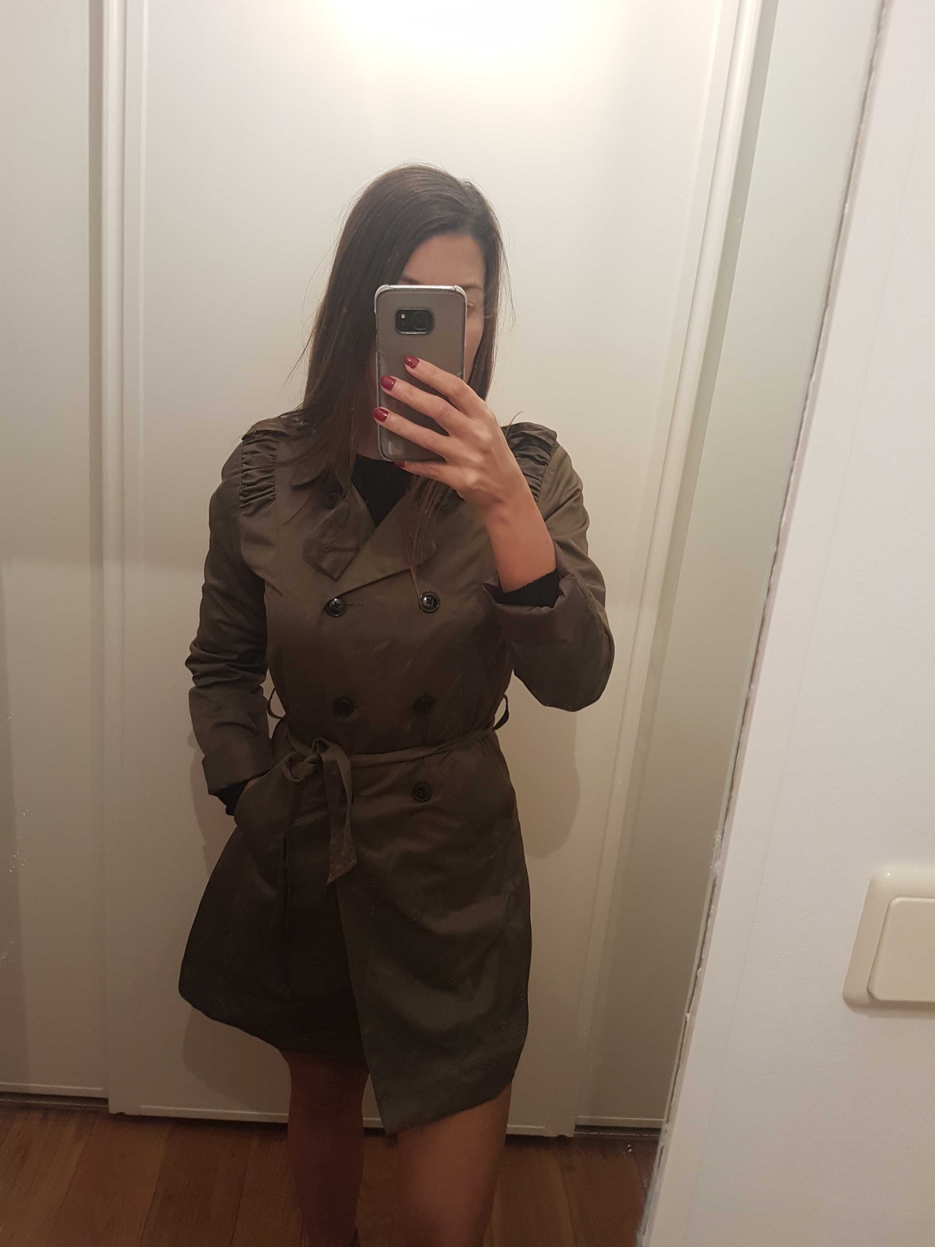 Vendo casaco vermelho Zara, calças, vestidos e gabardina verde