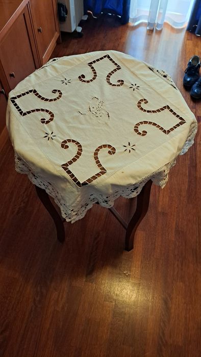 Mesa antiga com o pano