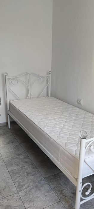 Białe łożko metalowe 90x200