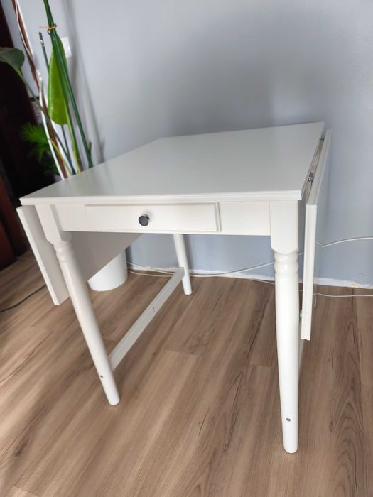 Mesa novo como poucos dias de uso com 2 cadeiras preço negociável