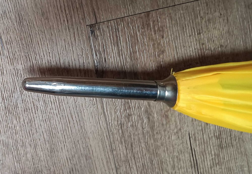 Duży żółty parasol