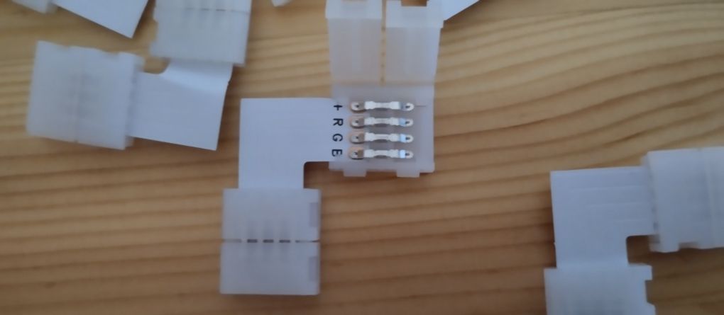 Łączniki 90° LED 10 mm 4 pinowe