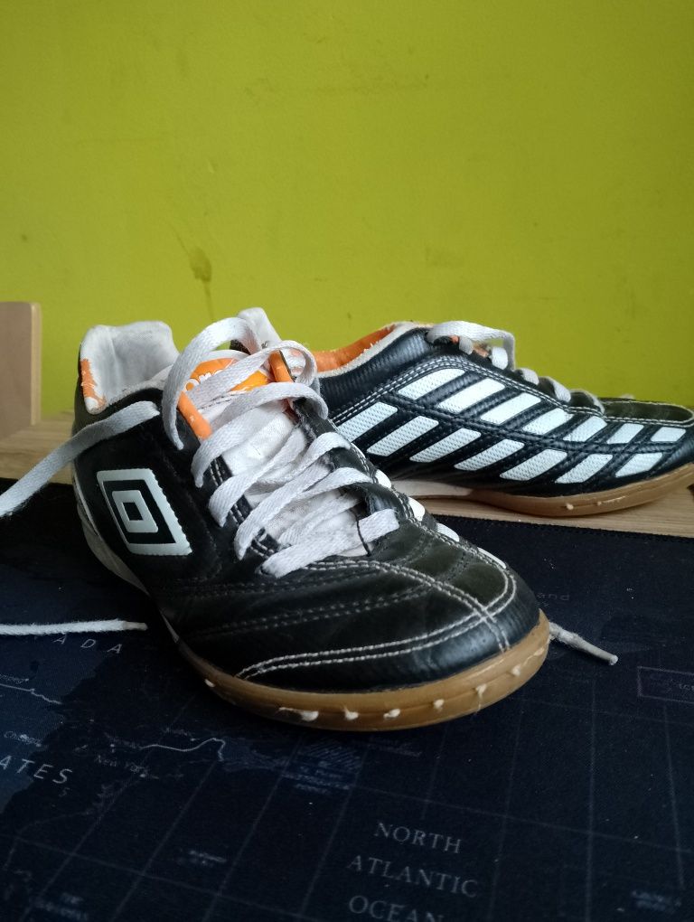 Halówki Umbro rozmiar 33