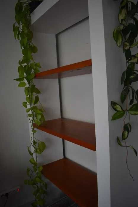 VENDO estante de madeira maciça,pintada a branco