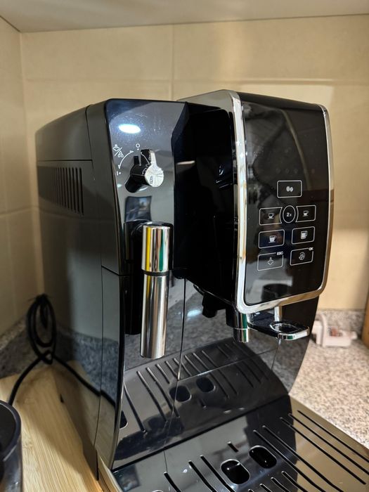 Máquina café automática Dinâmica DeLonghi preta com detalhe prateado