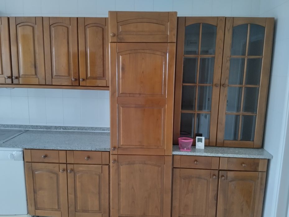 Vendo mobília de cozinha em madeira, preço 600€