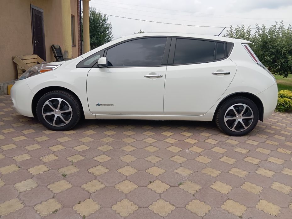 Продам Nissan Leaf