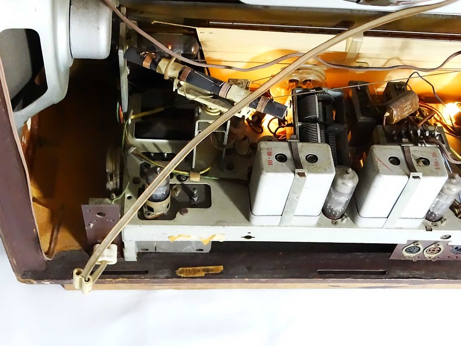 Vollstereo 609W EM84 radio produkowane Kuba-Imperial w latach 1960.